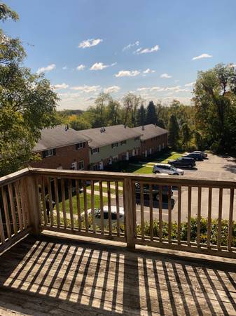 $1,165 / 2br - Location is EVERYTHING....CALL FOR A TOUR TODAY!!! (Moon Twp)64013531705473122