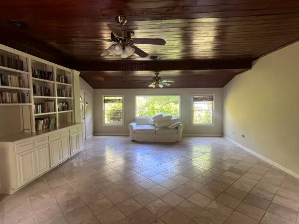 $3,500 / 3br - 2267ft2 - 122 East Edgewater Dr (Edgewater Park)64016105398659121