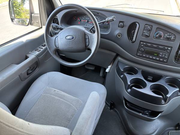 2006 Ford E-350 12 passenger van - Only 84K miles! - $12,000 (Van Nuys)63624558206977122