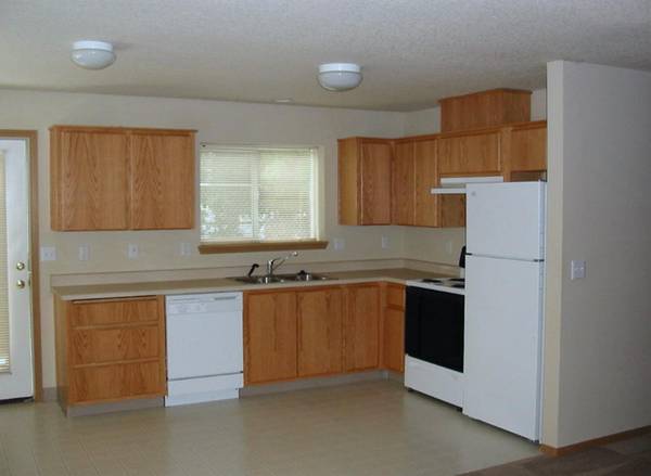$1,550 / 2br - Spacious 2 Bed | Suburban, Family-Friendly Loc + Dogs & Cats Welcome (East Portland)63914740112386124