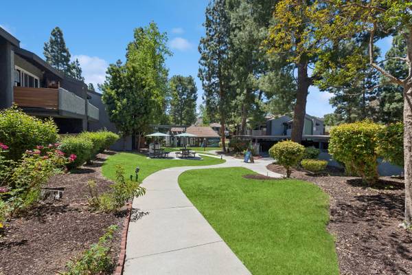 $3,115 / 2br - 1100ft2 - One Month Free, Washer & Dryer, Kitchen Appliances , Patio (1394 East Hillcrest Drive, Thousand Oaks, CA)63981243082627123