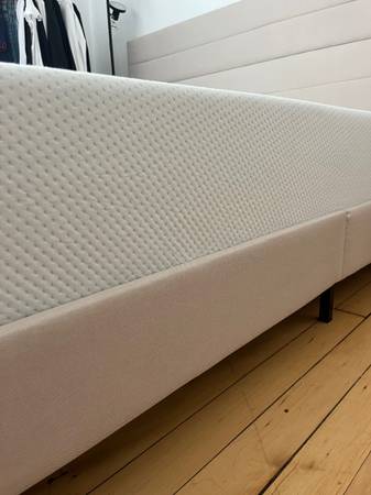 Cama king y marco de cama de 1 año. Súper cómoda - $100 (Flatiron)63471466930689123