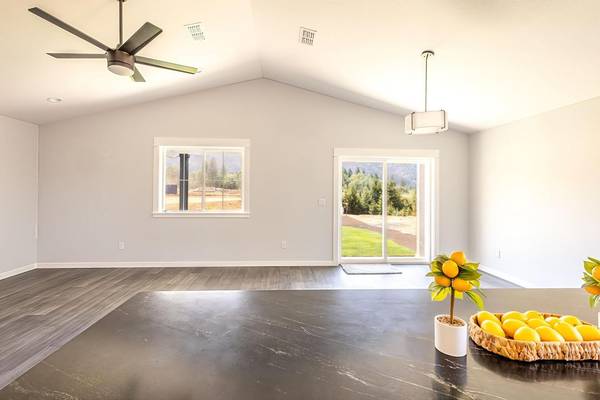 $398,000 / 3br - 1570ft2 - Casa Nueva en Cave Junction IVRE#2679 (Cave Junction)63654692575233124