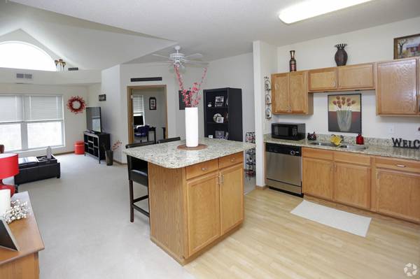 $2,005 / 2br - 1265ft2 - Family Room, Range, Tub/Shower (7260 Guider Drive, Woodbury, MN)63990380627202122