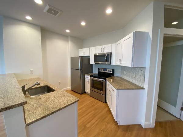 $2,250 / 2br - 981ft2 - 2 MONTHS FREE! Large, Luxurious 2 Bed / 2 Bath apt w/ Elm Street views (Manchester)63931659840899123