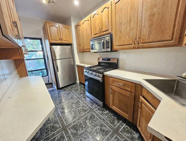 $1,300 / 1br - Spacious 1BR Apartment – Near Fordham Rd (Bronx)63995970222210121
