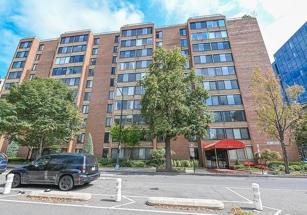 $635 / 1br - 562ft2 - Luxury 1 Bed, 1 Bath Condo Walking Distance to White House! (Washington, DC)63843416673795123