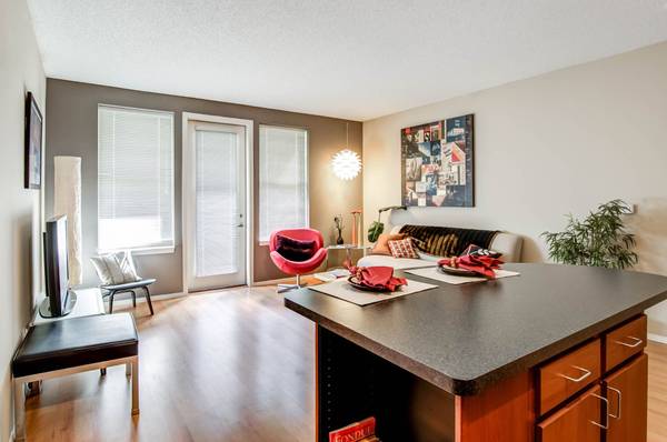 $1,687 / 2hab - 940ft2 - ¡+1er Mes Gratis! Pisos de Madera, Mejoras Modernas, Excelentes Comodidades! (Uptown, Minneapolis)63990380943875123
