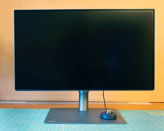 BenQ PD2725U Design View 1