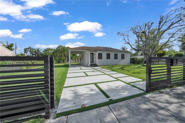 $4,300 / 3br - 1131ft2 - Wow! Fully Renovated Home with Den & Extra Storage! (South Miami/Coral Gables)64001846814082121