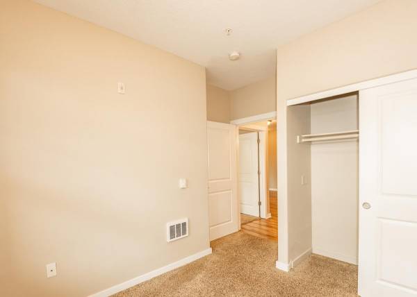 $1,634 / 2br - 785ft2 - Sophisticated Living at Its Finest! 2 BR/1 BA with Pantry (Happy Valley, OR)63999455527170124