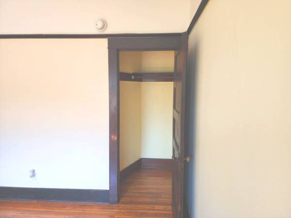 $874 / 3br - 135ft2 - Large Middle Bedroom - Spectacular Spanish 4-Plex, Upper Unit (DTLA – L.A. LIVE – STAPLES CENTER - USC)63953222347650122