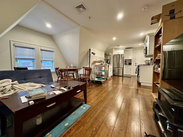 $3,100 / 3br - Gorgeous renovated 3 bed 1.5 bath in Waltham w/ laundry in unit!!63802072668801121