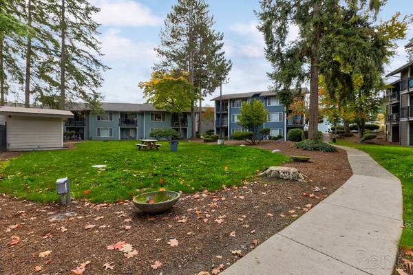 $2,020 / 2br - 1050ft2 - Electric Range, Internet Access, BBQ / Picnic Area (19800 50th Ave W, Lynnwood, WA)63688278215939120