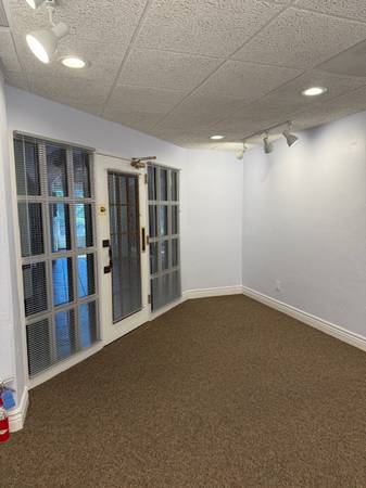 $675 / 420ft2 - Attractive, sound resistant suite at Pine Street School Plaza (Redding)63972529917315124