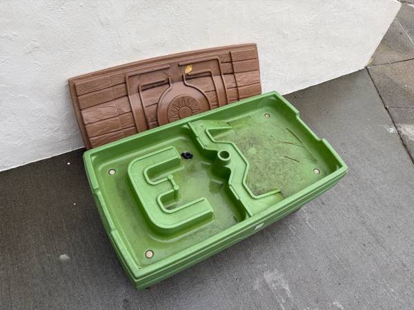 Step1 Water table with lid 1