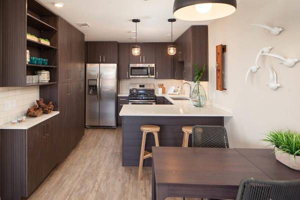 $4,350 / 2br - 1025ft2 - Electrodomésticos de acero inoxidable, estacionamiento fuera de la calle, respaldo de azulejos (Pacific Beach / Crown Point)63657326833281124