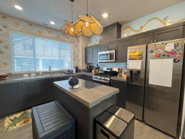 $2,395 / 2br - 1196ft2 - Your Modern Retreat with Open Living Spaces and Private Garage (Portland)63672601373953122