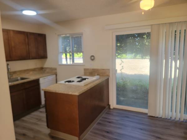 $1,600 / 2br - 776ft2 - Rent Special! Downstairs unit (Sherwood)63820707930241121
