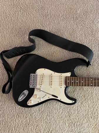 GUITARRA ELÉCTRICA JOHNSON STRAT STYLE NEGRO Y BLANCO CON BARRA DE ESTRÉS Y CORREA - $125 (los gatos)63471479439875121