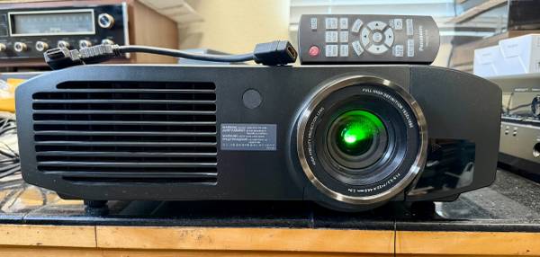 Panasonic PT-AE8000U Full HD 3D Home Cinema Projector, remote, HDMI 1