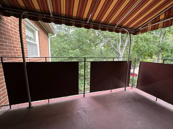 $1,075 / 1br - Incredible One Bedroom in Oakmont! Private Balcony, Central A/C & More (Oakmont / Plum / Fox Chapel / Harmar)63664526272129124