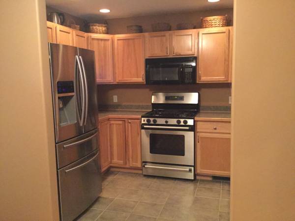 $1,075 / 1br - 1300ft2 - Beautifully furnished, current, and clean condo available for rent. (Traverse City)64037896104321124