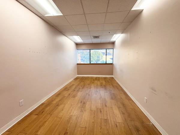 $800 / 180ft2 - OFFICE SPACE w / All Utilities Included!! (Malden / Eastern Ave)63612006320385123