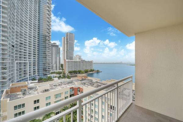 $3,850 / 2br - 1049ft2 - Lovely 2bd with an Amazing Park Steps Away! (Cite- Edgewater)64001847673474123
