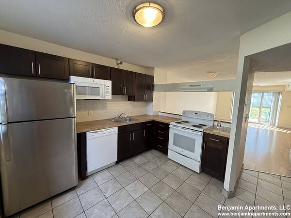 $2,950 / 1br - **BRIGHTON-2BED/1.5BATH, IN-UNIT LAUNDRY, OFF-STREET PARKING, NO FEE (Brighton)63863137268099122