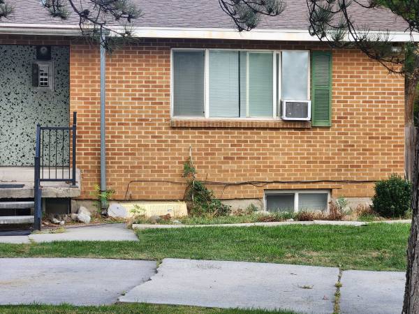 $1,235 / 2br - 1000ft2 - CUTE FOURPLEX CLOSE TO SHOPPING - 6960 S 900 E Unit 1, Midvale (Magna)63670990492419121