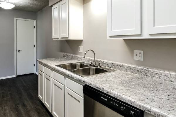 $978 / 1br - 800ft2 - Move-in Today! 1 Bedroom w/ Pool + Laundry in Building (10905 North Mill Court, Omaha, NE)63968759901186123
