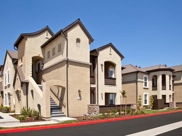 $2,821 / 3br - 1257ft2 - Elegant Living with Wood-Grain Flooring and Granite Kitchens (Santa Maria)63663836692225123