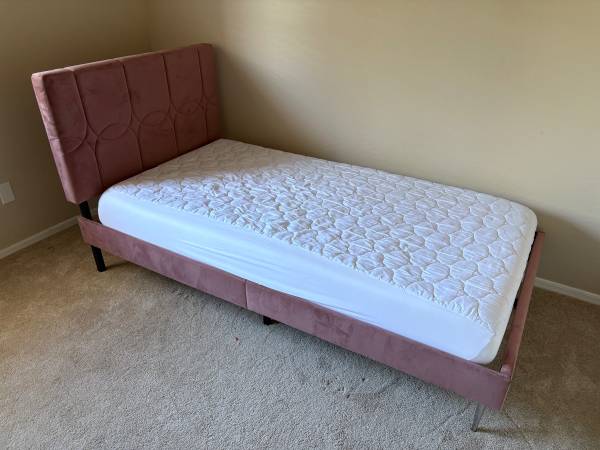 Single bed with mattress and headbroard 1