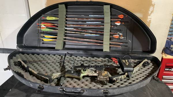 PSE F1 Mossy Oak Compound Bow 1