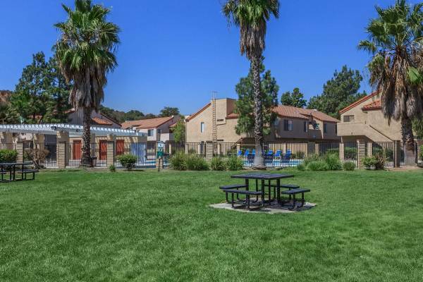 $2,660 / 2br - 997ft2 - 2BD 2BA, Dishwasher, Two Therapeutic Spas (Santa Clarita-Newhall)63953080428035121