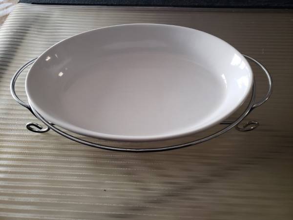 🍽️ White Porcelain Oval Dish with Metal Tray – 12½" x 8½" x 1" 1