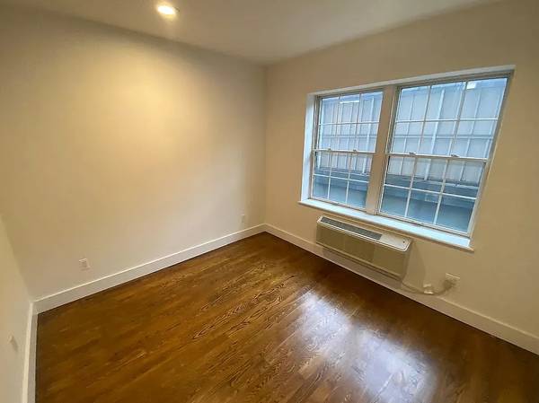 $1,500 / 2br - Bright 2BR Apartment In Far Rockaway (Queens)63912044856963121