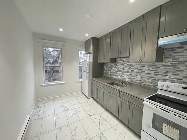 Beautifully updated 3-bedroom unit! 1