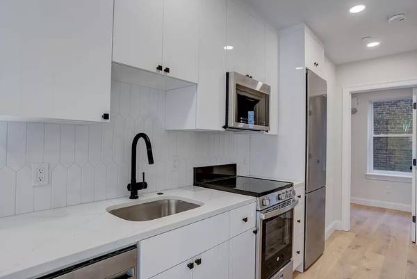 $3,000 / 2br - North End 2 Bed/1 Bath Apartment | Bartlett Pl (North End)64034776653827122