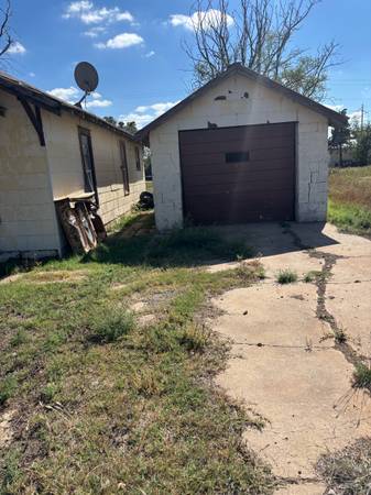$99 / 2br - 888ft2 - Handyman special fixer upper (Floydada)64215365872897122