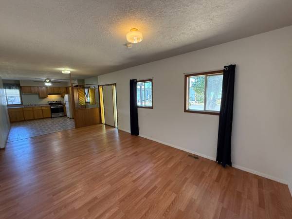 $1,250 / 2br - 866ft2 - Spacious 2 Bed 1 Bath, W/S/G/Electricity Paid, Available Now! (Molalla)63660444477827123