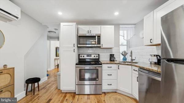 $930 / 2br - Spacious & modern 2 bed 2 bath house (Philadelphia)64024499140483123