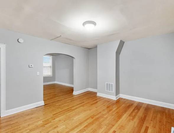 $860 / 2br - This beautifully 2-bedroom, 1-bathroom single-family home (Baltimore, MD)63694965331459122