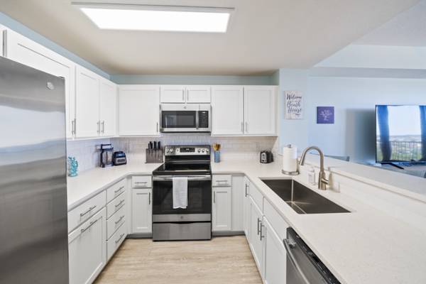 $2200.00 / 1br - 1000ft2 - SNOWBIRD on THE BEACH! Calypso Tower 3 - Walking distance to Pier Park63924681909763123