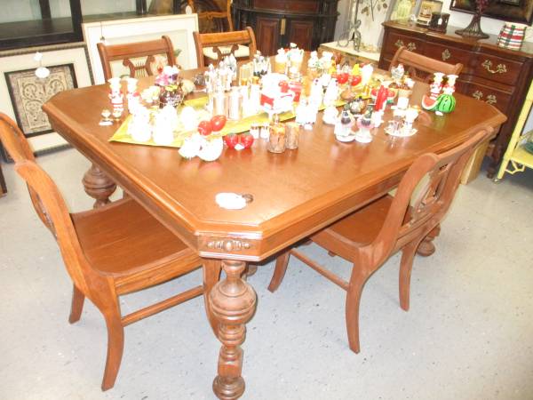 Farmhouse Table with 5 Chairs 1