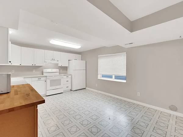 $1,595 / 2br - Secluded Basement Apartment - Private Entrance - 6 to 12 months (Millcreek)63674380887427123