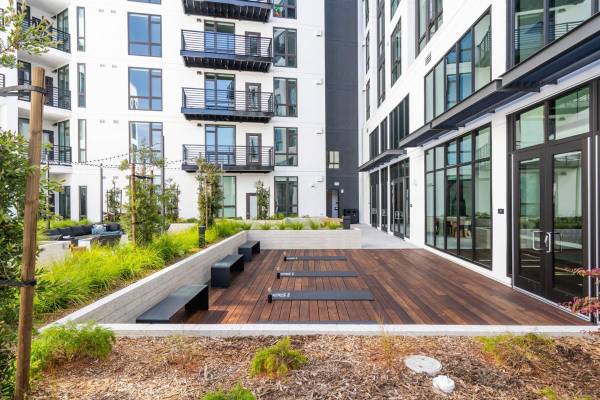 $3,457 / 2br - 930ft2 - Sit Cozy by the Fire Place and Watch the Sun Set on our Rooftop! (oakland downtown)63852073544067122