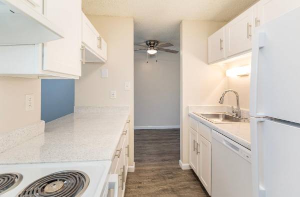 $1,095 / 2br - 800ft2 - Controlled Access, Courtyard, Storage Space, On-site laundry facility63658196605059120