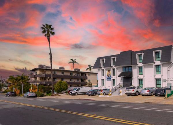 $2,495 / 1br - Armarios nuevos con respaldo de azulejos personalizado + un dormitorio en San Diego (Golden Hill)63878475983361123